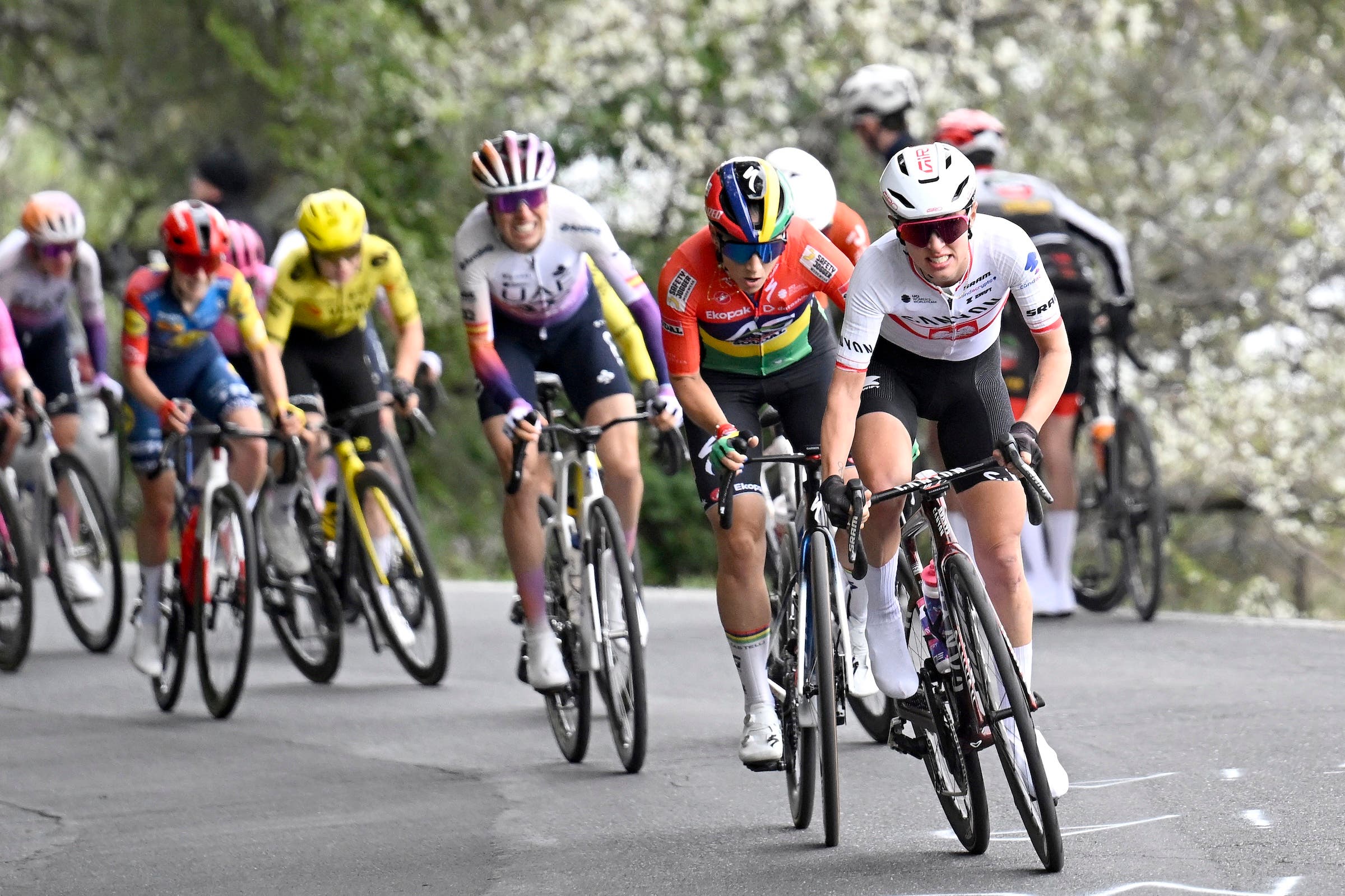 Kasia Niewiadoma (Canyon-SRAM-Zondacryto) leads Kim Le Court Pienaar (Team AG Insurance - Soudal) in Milan-San Remo Women. (Photo: Ivan Bennedetto - Pool/Getty Images)