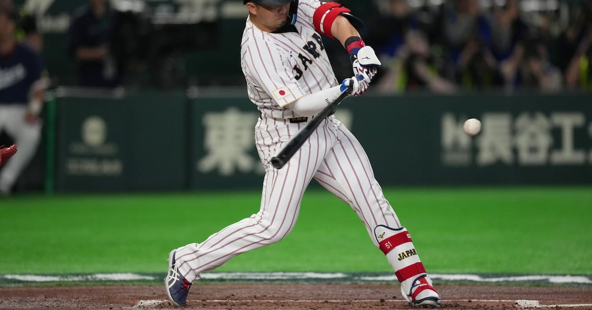 Japan's Seiya Suzuki leaves WBC quarterfinal after appearing to hurt leg on slide