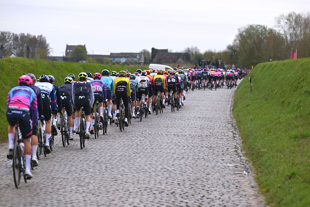 HARELBEKE, BELGIUM - MARCH 27: A general view of the peloton passing through the Holleweg cobblestones sector during the 68th E3 Saxo Classic 2026 a 208.5km one day race from Harelbeke to Harelbek / #UCIWT / on March 27, 2026 in Harelbeke, Belgium. (Photo by Tim de Waele/Getty Images)