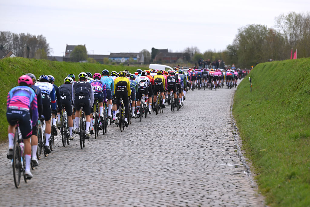 HARELBEKE, BELGIUM - MARCH 27: A general view of the peloton passing through the Holleweg cobblestones sector during the 68th E3 Saxo Classic 2026 a 208.5km one day race from Harelbeke to Harelbek / #UCIWT / on March 27, 2026 in Harelbeke, Belgium. (Photo by Tim de Waele/Getty Images)