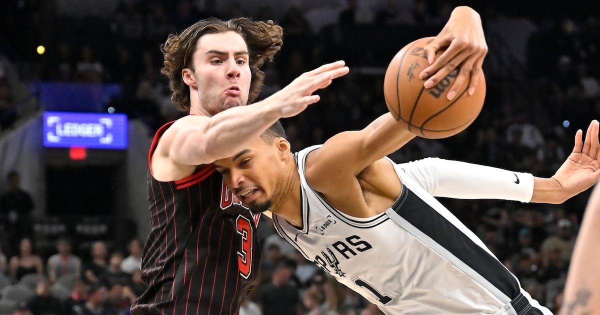 Wembanyama records fastest double-double in league history, fueling San Antonio Spurs to win over Chicago Bulls