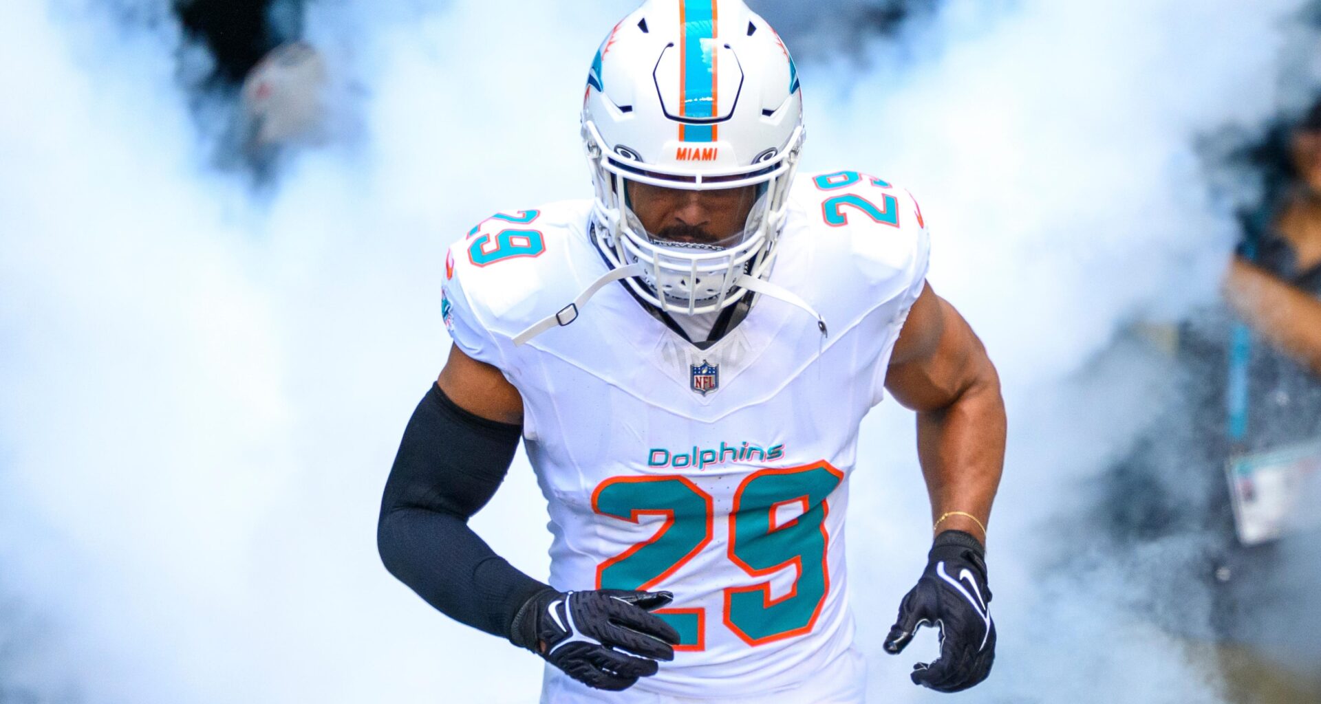 Grading 2026 NFL Free-Agency Signings and Trades for Day 1 of Tampering Period