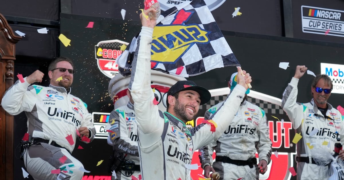 Chase Elliott beats Denny Hamlin at Martinsville Speedway for 1st NASCAR win of season