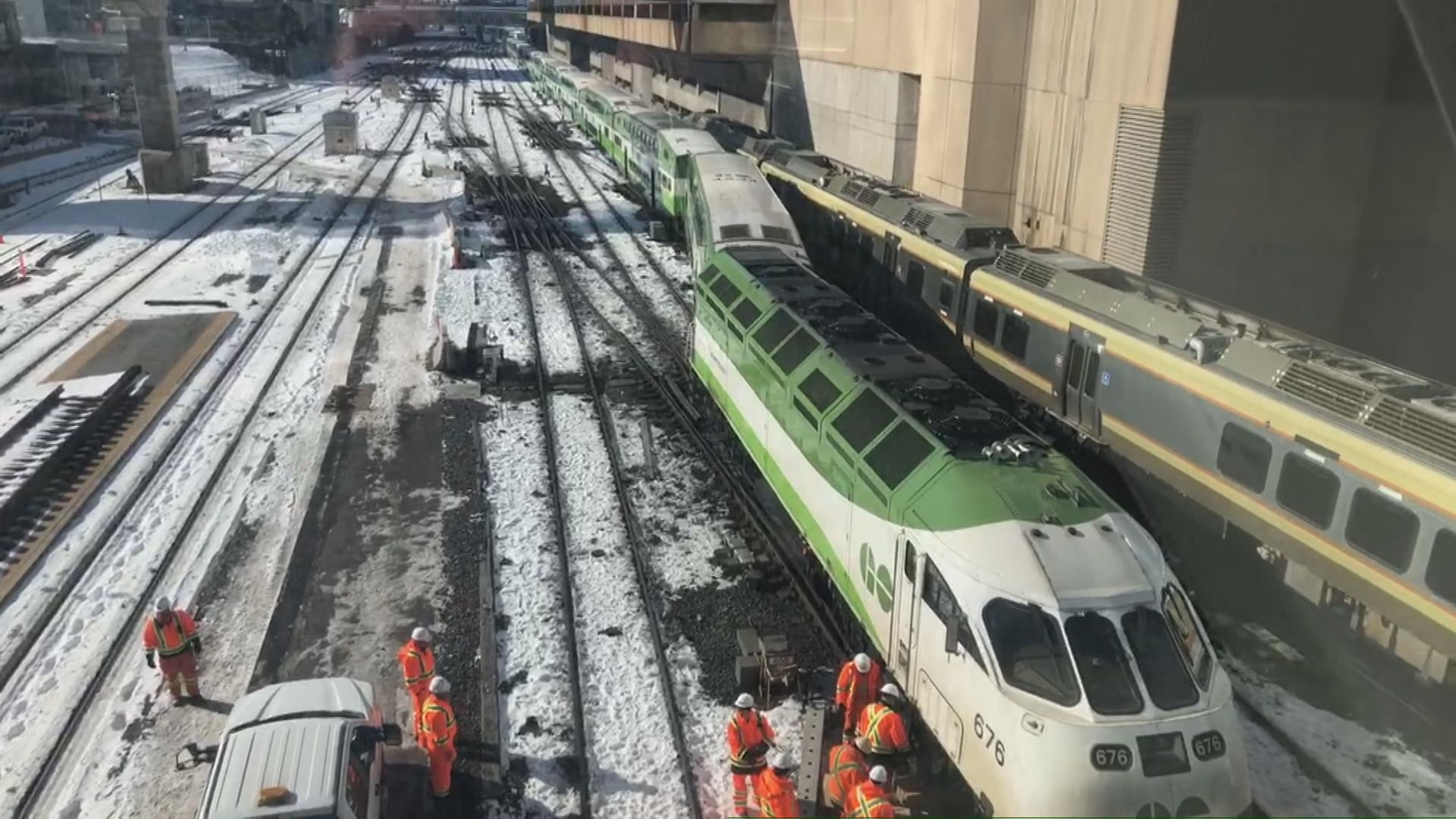 Click to play video: 'GO train partially derailed outside Union Station causes nightmare for commuters'