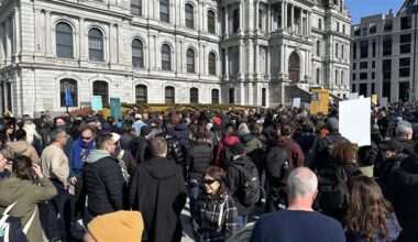 Montreal municipal professionals stage one-day strike over wages