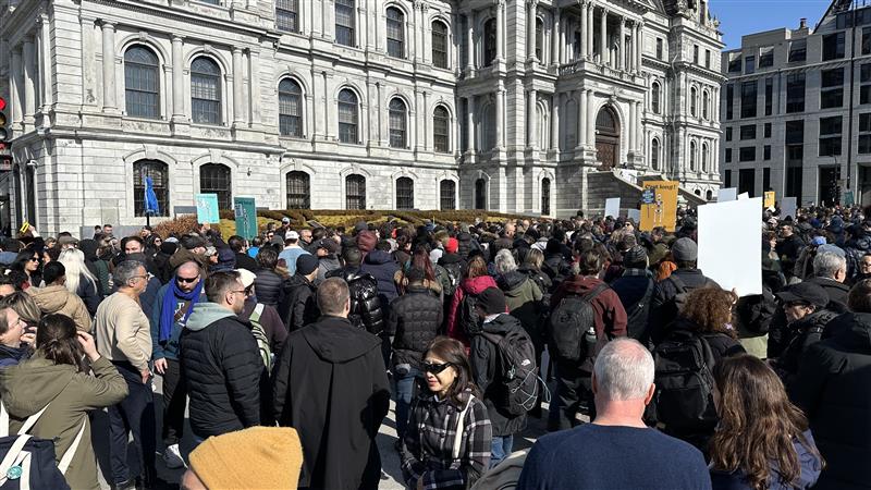 Montreal municipal professionals stage one-day strike over wages