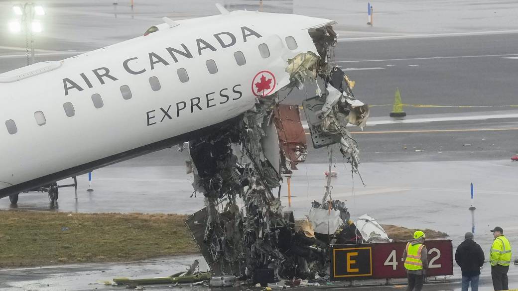Click to play video: 'NTSB provides update on Air Canada collision, says investigation could take ‘days’'