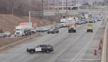 Driver fighting for their life after Mississauga crash, WB Highway 403 closed at Hurontario