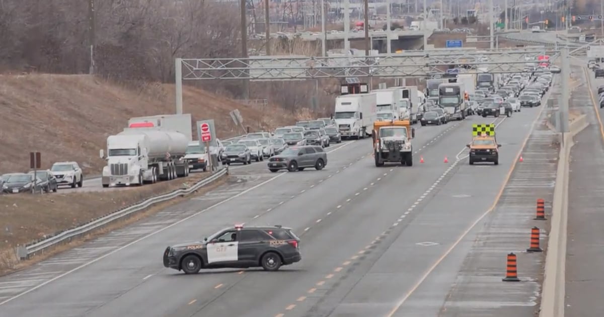 Driver fighting for their life after Mississauga crash, WB Highway 403 closed at Hurontario