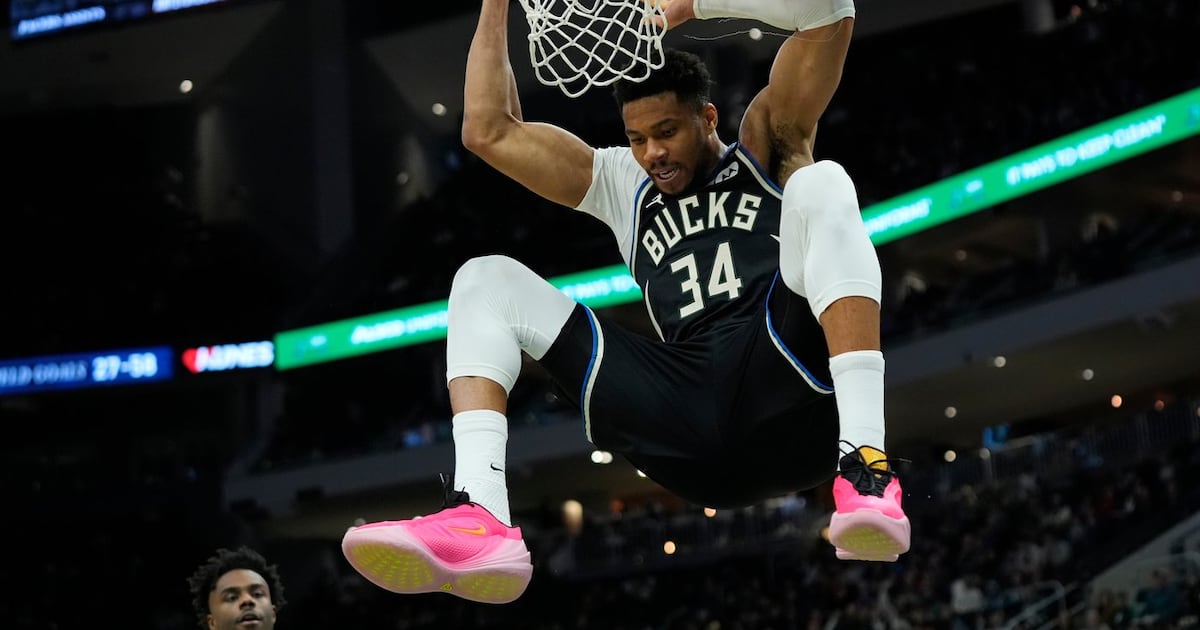 Giannis Antetokounmpo scores 31 points to lead the Milwaukee Bucks over the Indiana Pacers