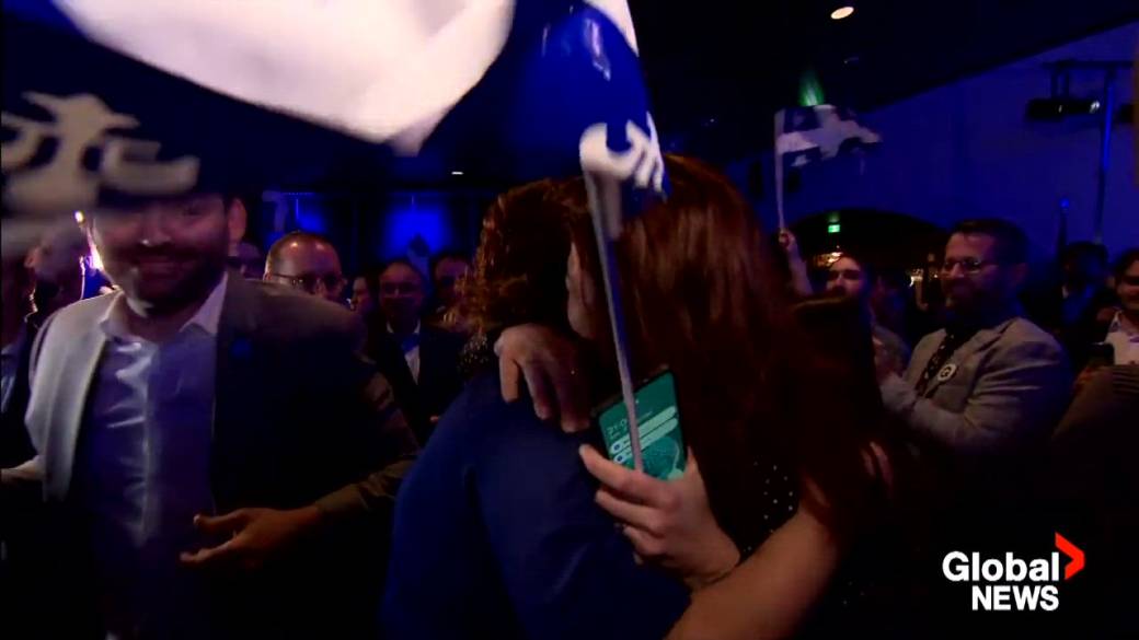 Click to play video: 'Sovereignty debate heating up as PQ loses ground in new poll'