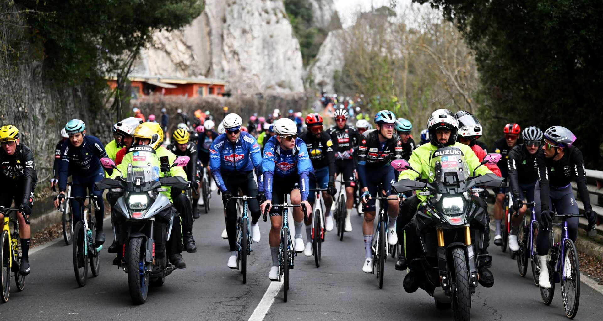 Tirreno-Adriatico stage 3 LIVE - Closed railway crossing briefly neutralises race in cold and wet conditions