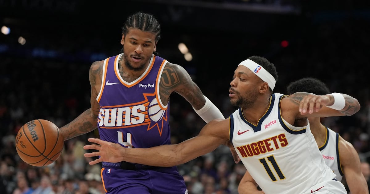 Jokic has 23 points, knocks down late bucket to send Nuggets over Suns