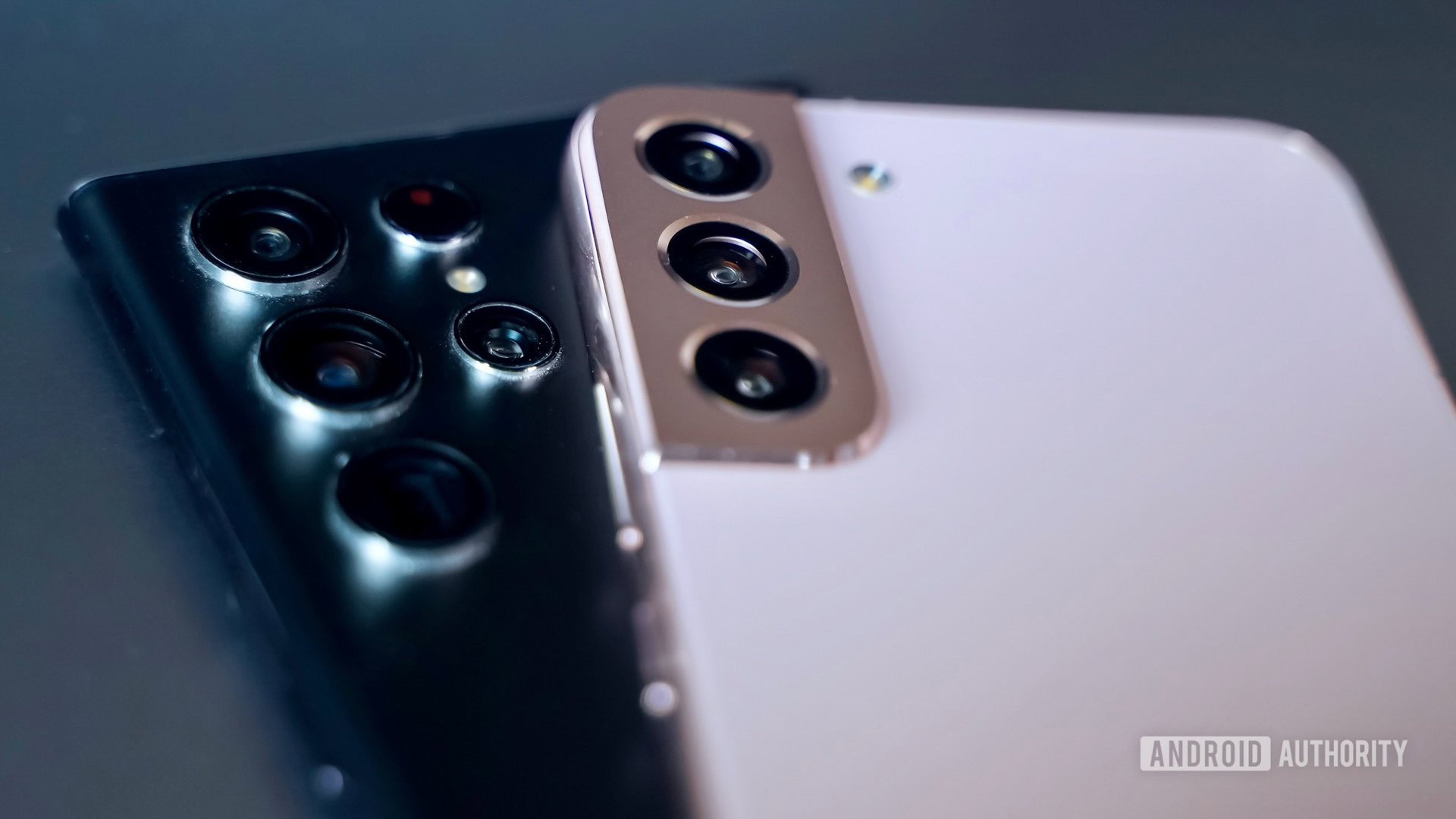 Samsung Galaxy S22 Ultra vs Galaxy S22 Plus camera module one on top Samsung Galaxy S22 Ultra vs Galaxy S22 Plus camera module one on top