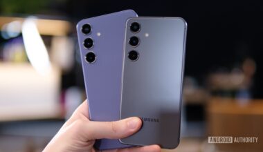 Samsung Galaxy S24 Plus vs Samsung Galaxy S24 in hand