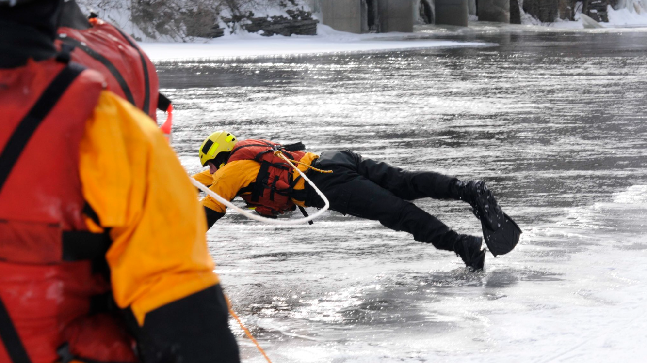 Crews rescue dog, bystander from Rideau River after ice gives