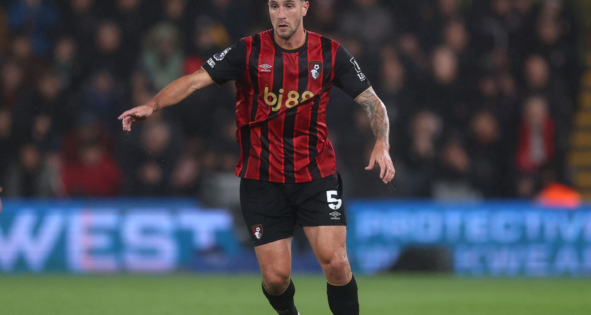 Premier League defender waiting on Barcelona contract offer