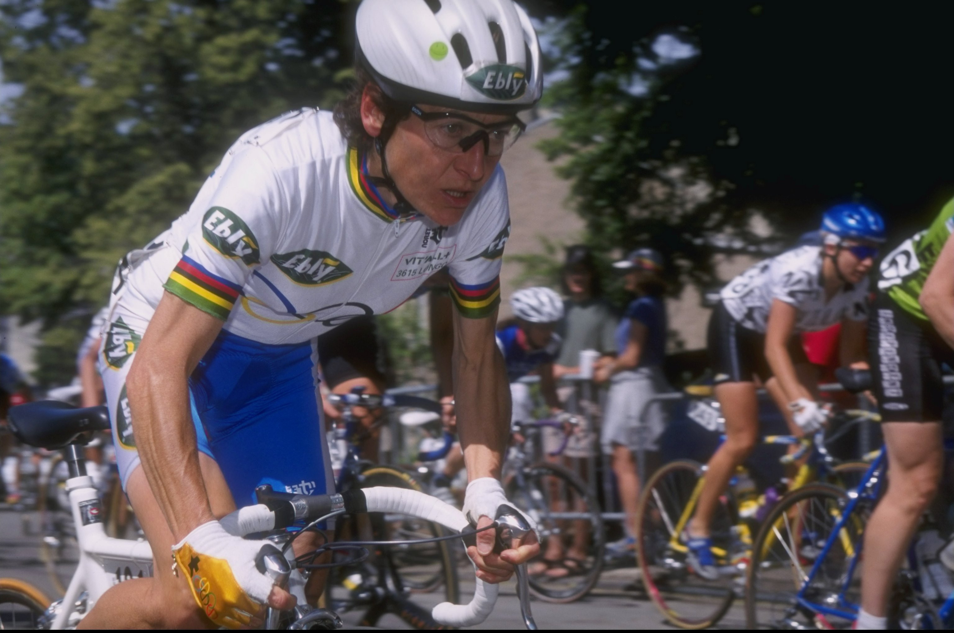 7 Jun 1998: Jeannie Longo of France races with the pack during the First Union Bank US Pro Championships in Philadelphia, PennsylvaniaMandatory Credit: Mike Powell /Allsport