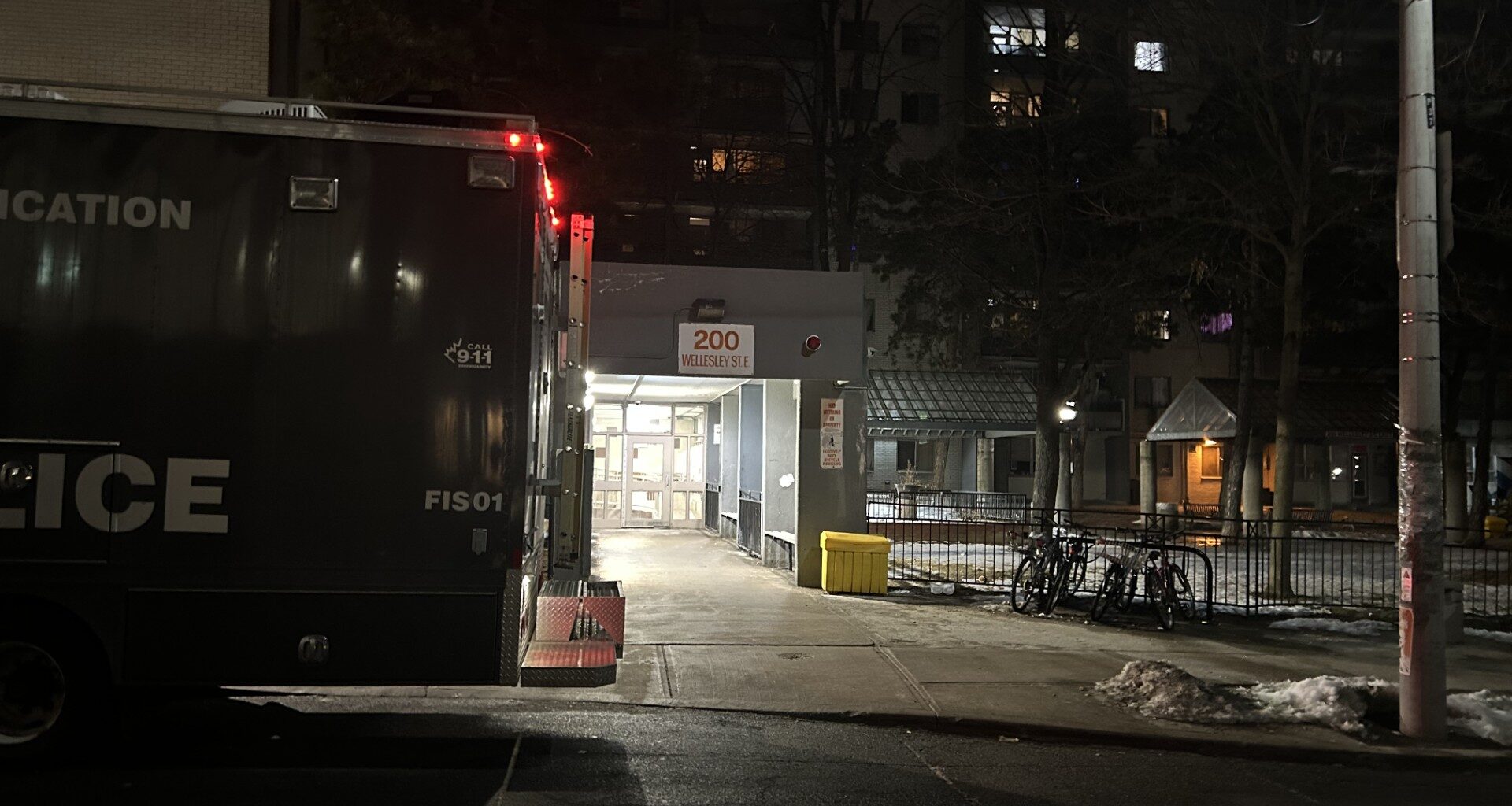 1 person critically injured in stabbing at Toronto high-rise