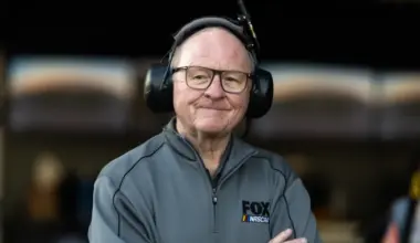 What's wrong with Larry McReynolds? NASCAR fans worried about broadcaster during Phoenix race image