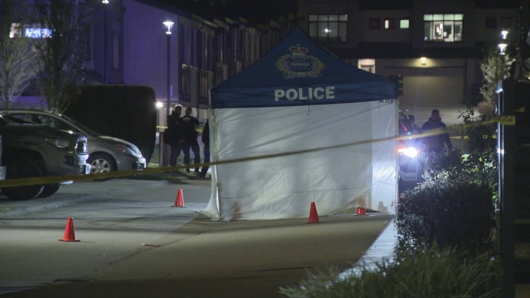 Click to play video: 'Deadly shooting at Surrey townhouse complex'