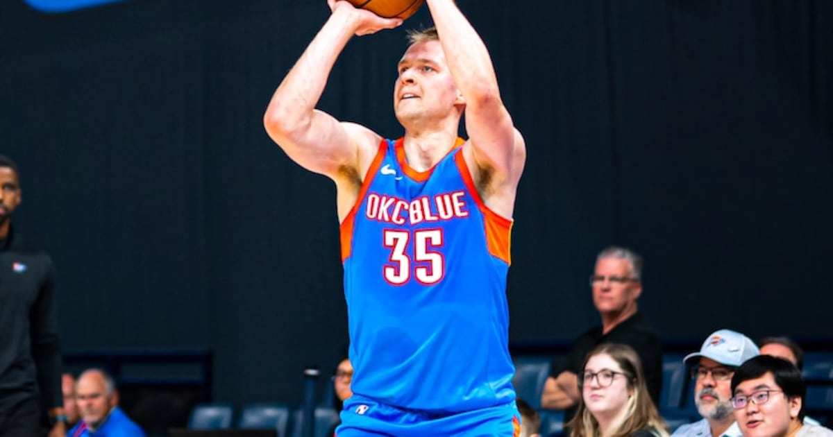 Oklahoma City Thunder sign Payton Sandfort to two-way contract, waive Buddy Boeheim