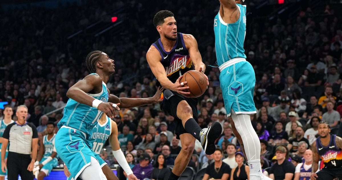 Booker scores 30 points as Suns halt Hornets’ road winning streak at 10 with victory