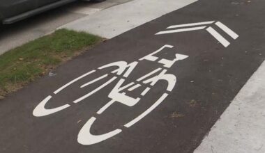 Cyclists delegate for improved safety on Wellington Crescent, call for interim bike lanes ahead of temporary solution