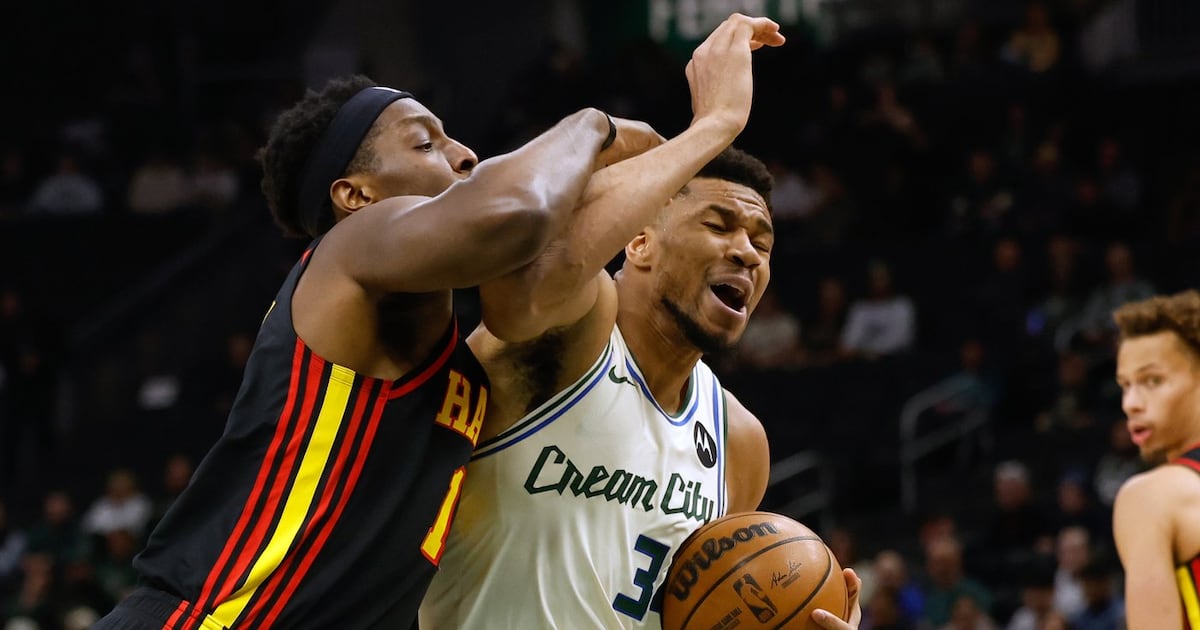 Atlanta Hawks beat slumping Milwaukee Bucks to win 5th straight and climb above .500
