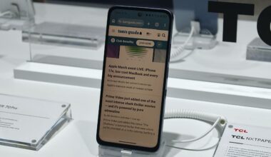 I finally found a phone I can stare at for hours without tiring my eyes, and now I'm spoiled