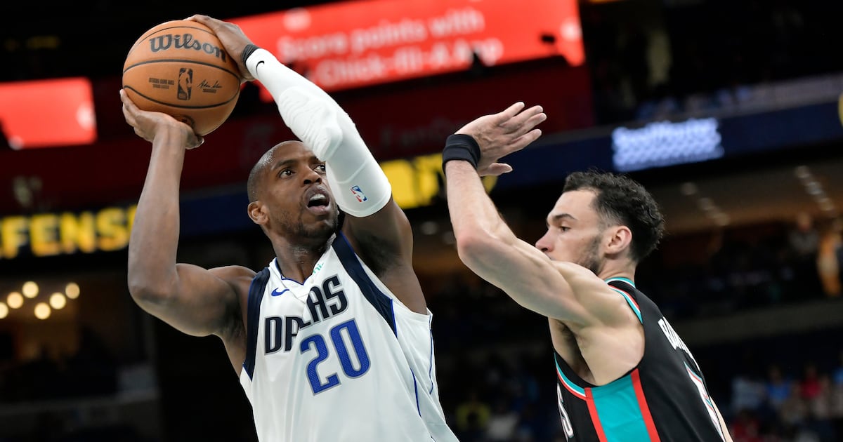 Khris Middleton’s fourth-quarter burst snaps Dallas Mavericks’ skid with a victory over Memphis Grizzlies