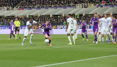 FLORENCE, ITALY - MARCH 22: Yann Bisseck of FC Internazionale and Robin Gosens of ACF Fiorentina in action during the Serie A match between ACF Fiorentina and FC Internazionale at Artemio Franchi on March 22, 2026 in Florence, Italy. (Photo by Gabriele Maltinti/Getty Images)