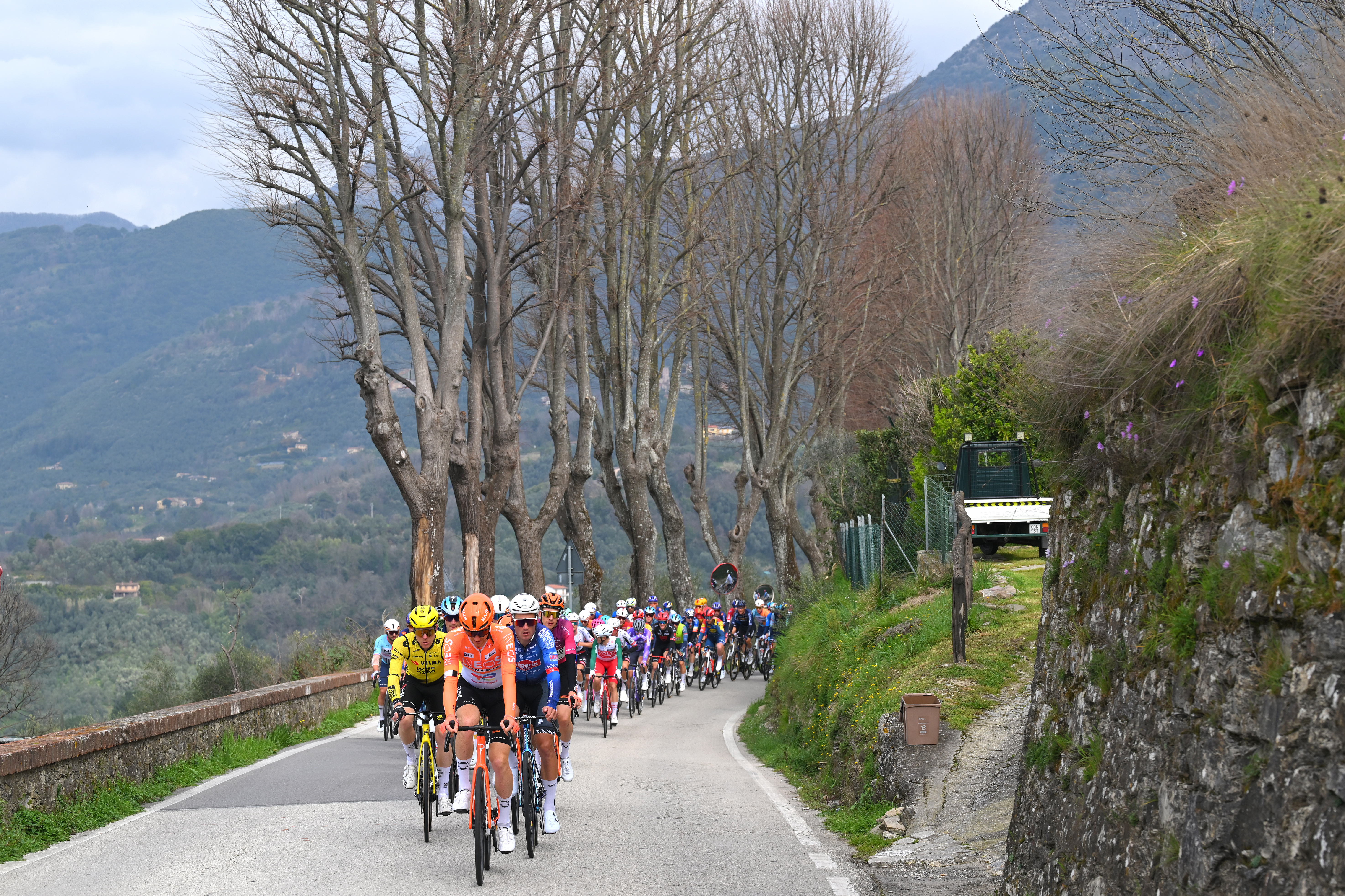 Peloton on stage 2 of Tirreno-Adriatico 2026