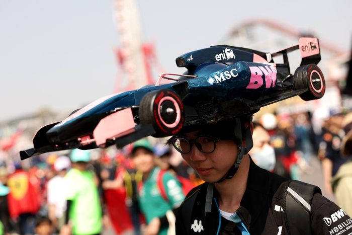 A fan of Alpine F1 in an F1 car hat.