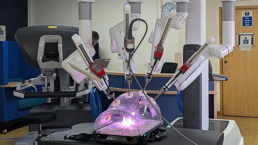 Surgery robot 'game-changing' for cancer patients