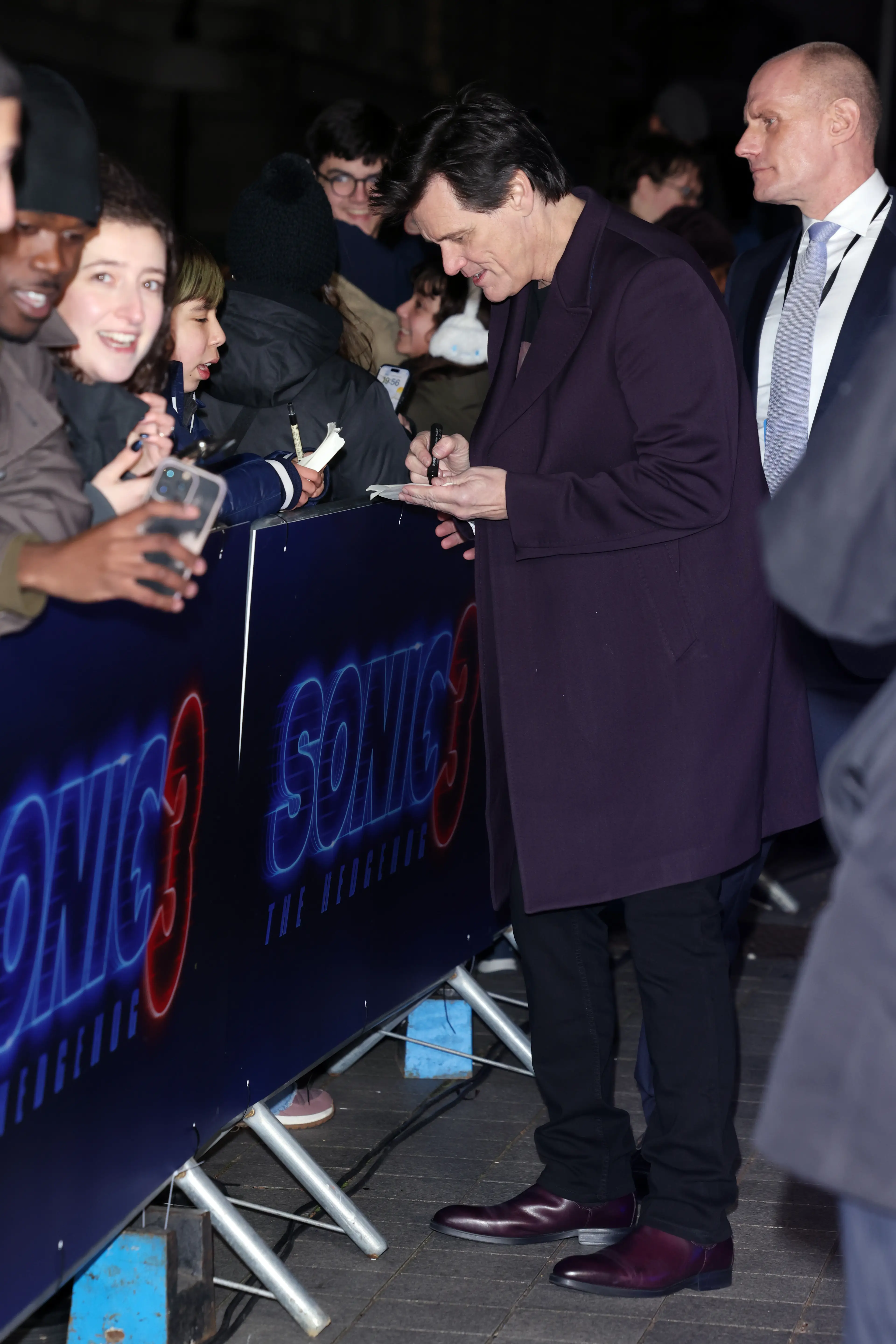 Jim Carrey using his right hand to sign autographs two years ago (Neil Mockford/WireImage)
