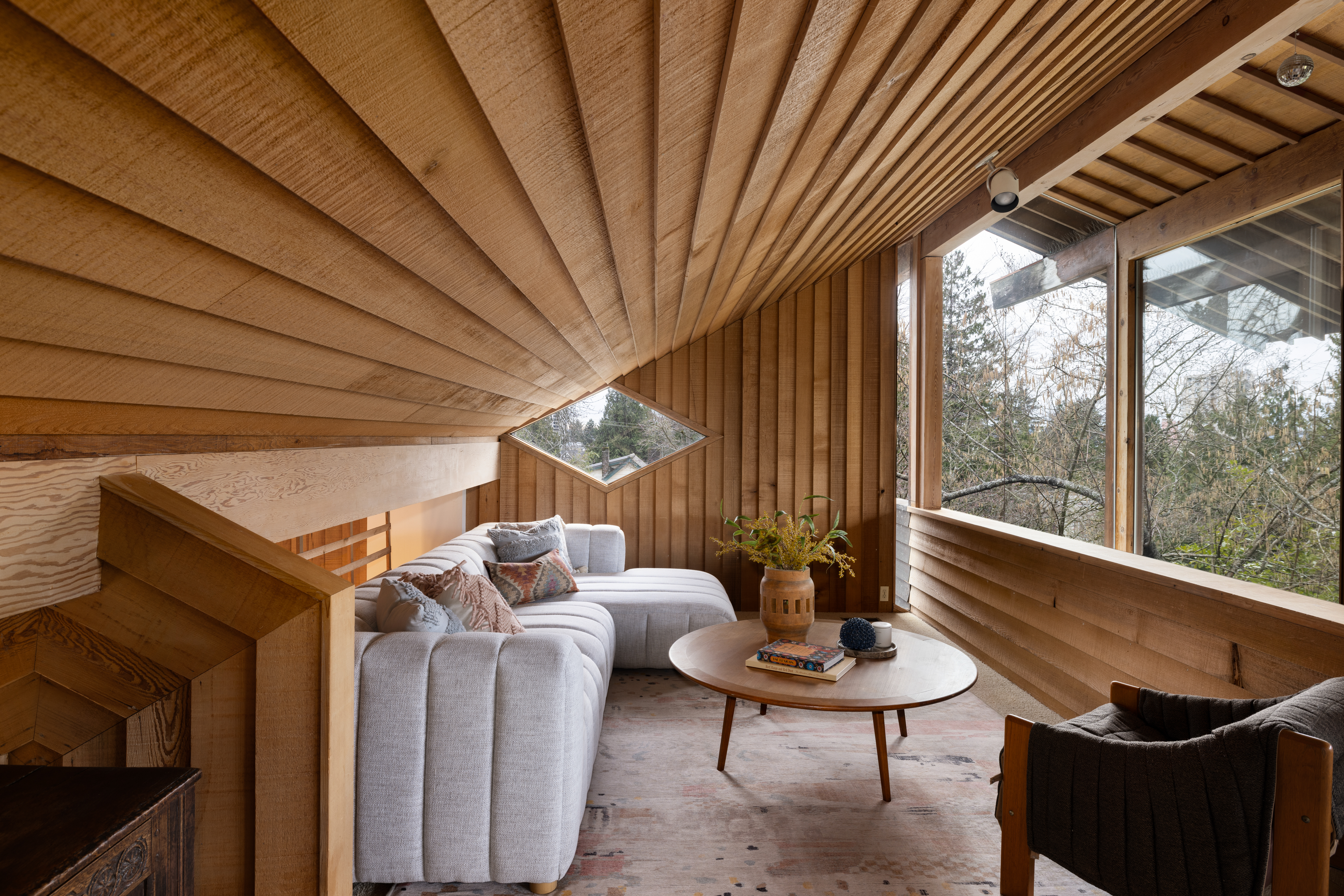 M&uuml;dry House, a modernist timber residence in West Vancouver