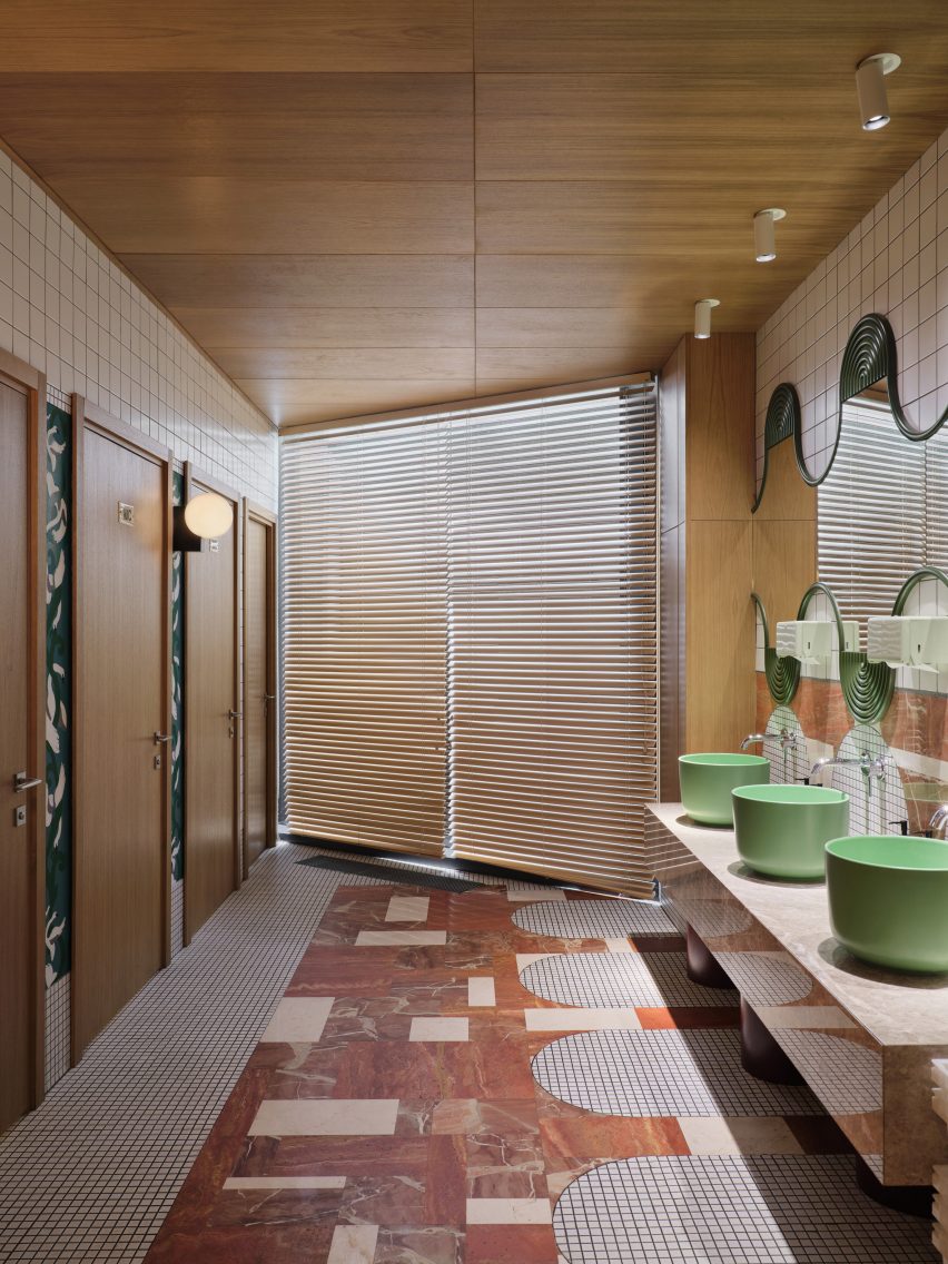 Bathroom with lively interiors