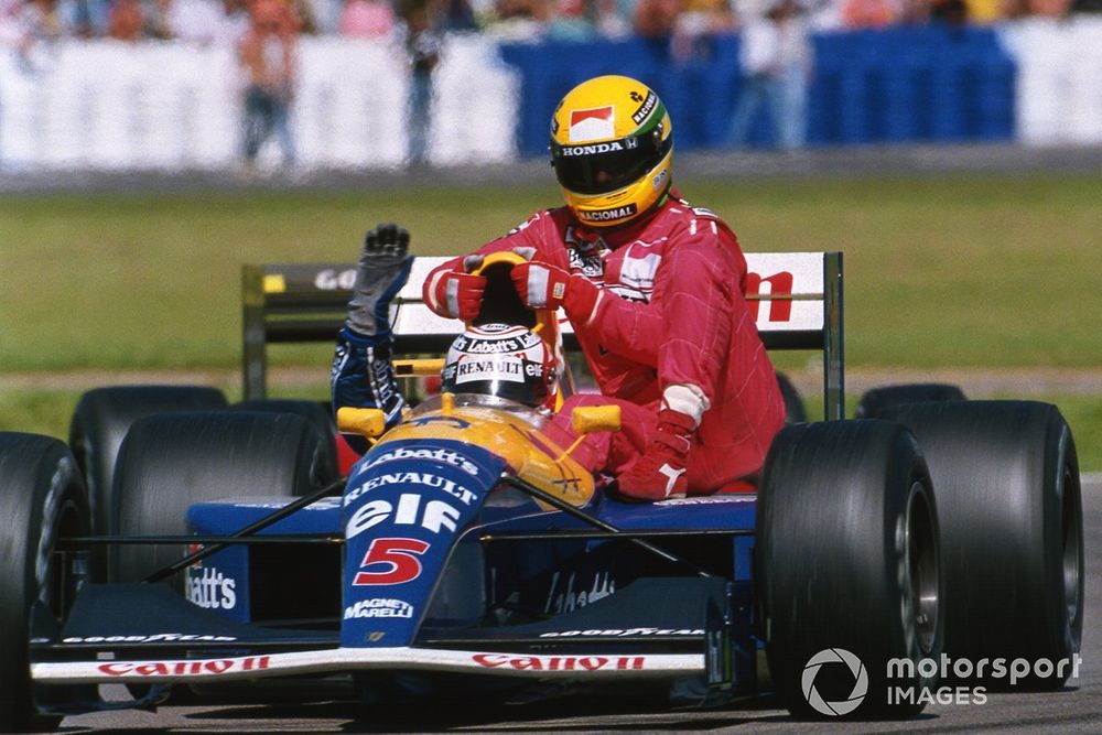 Ayrton Senna krijgt een lift terug naar de pits van Mansell: In de kern is F1 altijd een beetje theatraal geweest: een mix van techniek, sport en excentrieke persoonlijkheden.
