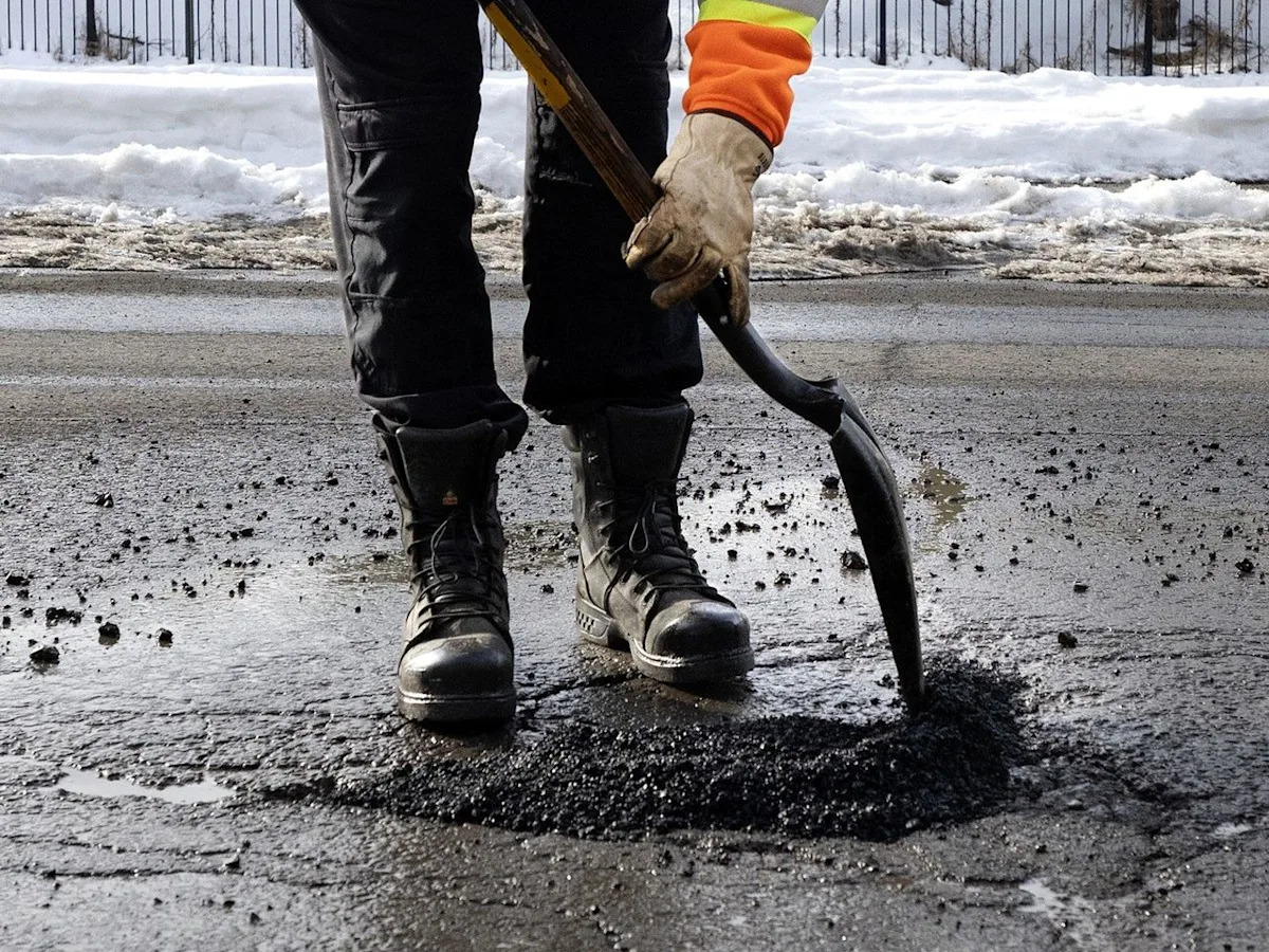 Montreal inspector general surveying city pothole contracts