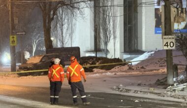Driver flees after crashing into utility pole on Bathurst Street: police