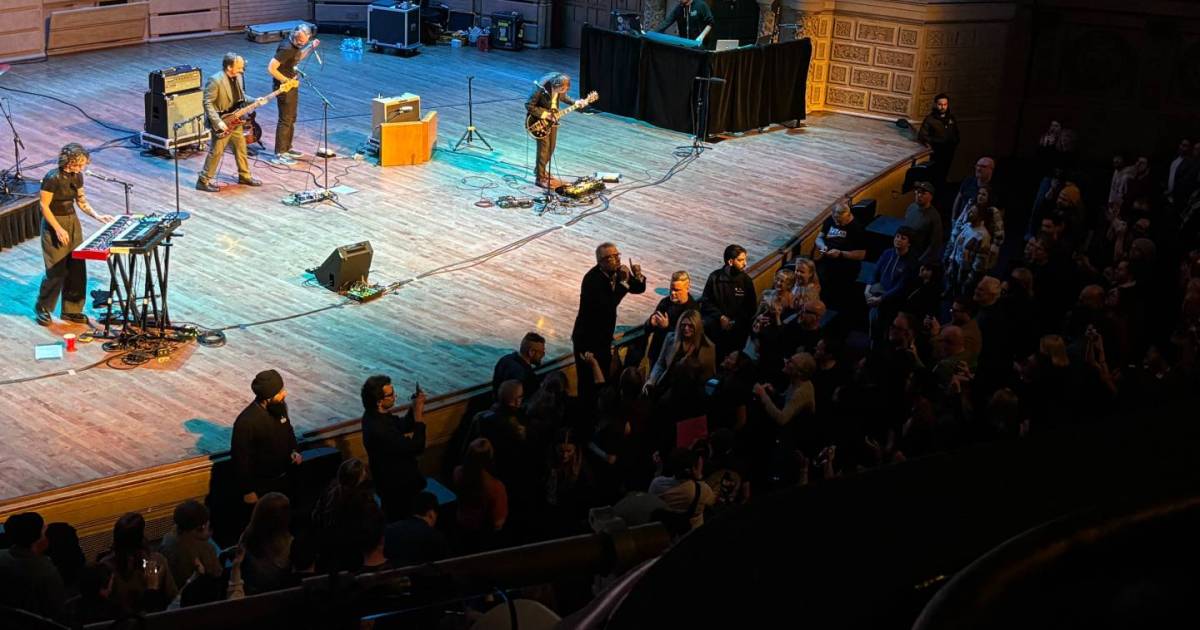 Matt Berninger makes the crowd wait at the Orpheum