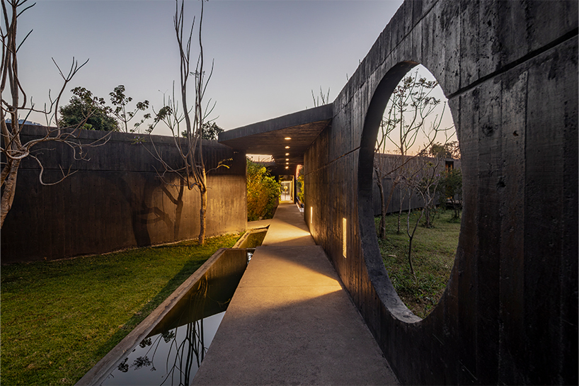 two intersecting volumes of black concrete carve mavra house into the mexican landscape - 8