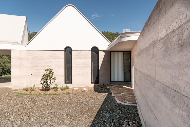 Building with Earth: Traditional Knowledge in Contemporary Architecture  - Image 1 of 18