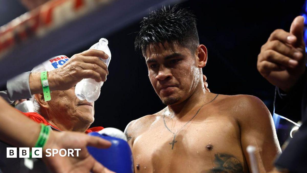 Emanuel Navarrete in 2022 after beating Eduardo Baez