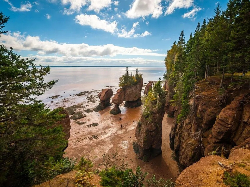  A picturesque scene of Hopewell Rocks Provincial Park in the Bay of Fundy, N.B.