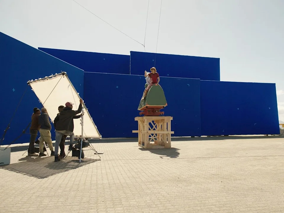 Actors in the Netflix series One Piece are seen here on set in South Africa on a model of the head of brontosaurus that they end up riding in the show. Once the scene was shot Vancouver’s Eyeline VFX studio delivered the digital magic and brought the massive dinosaur to life.