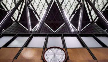 Why most Canadians will keep daylight saving time changes as B.C. stops - National