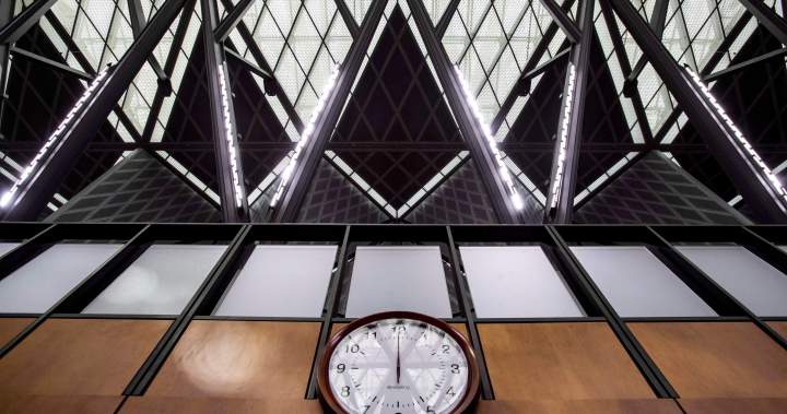 Why most Canadians will keep daylight saving time changes as B.C. stops - National