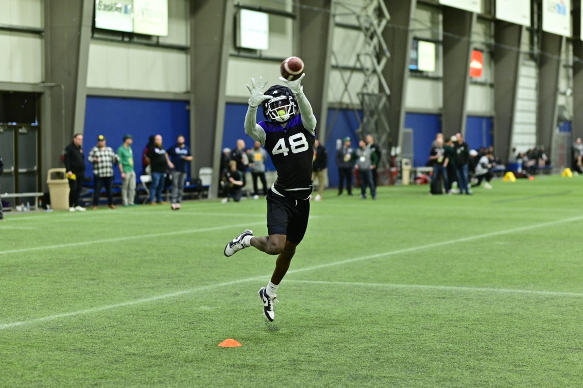 Darian Durant gives advice to aspiring professional football players attending CFL Combines